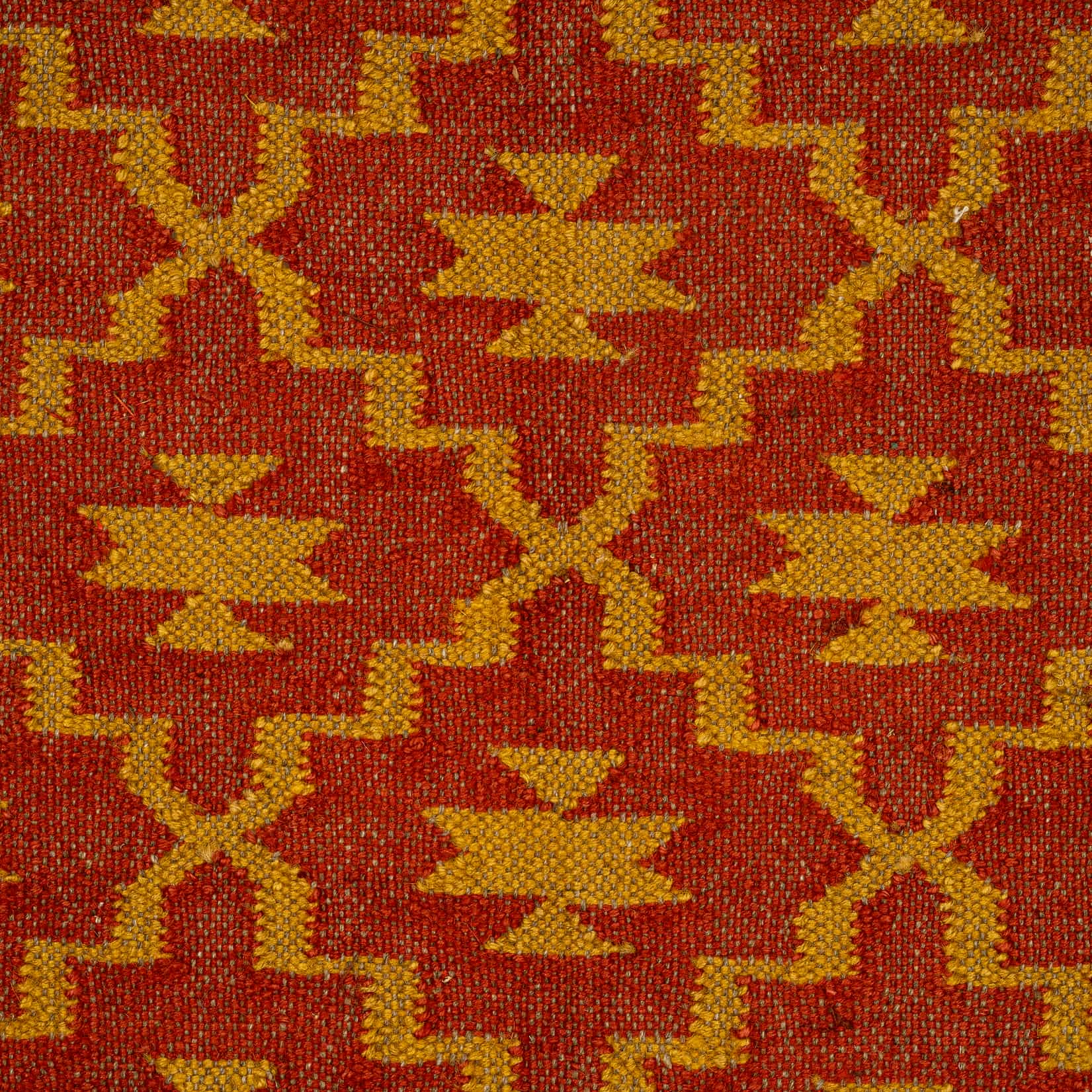 Handcrafted Cotton Wool Rug with Traditional Geometric Pattern