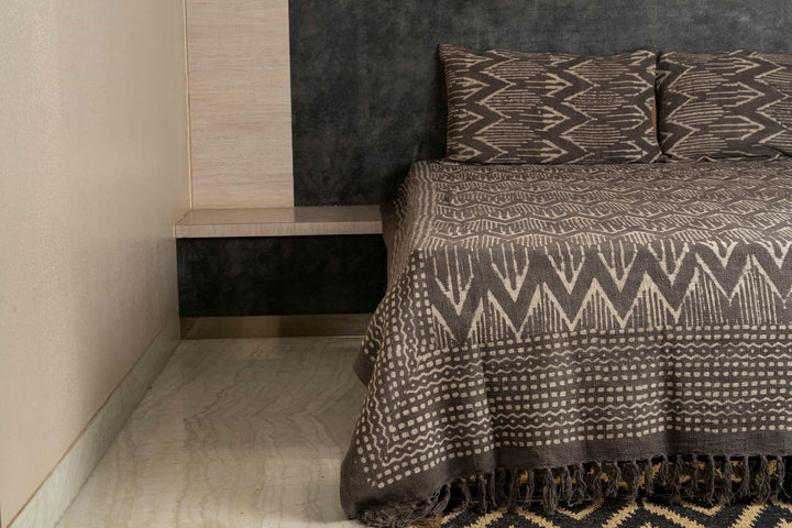 Brown Slub-Cotton Bedcover Set with Jute-Finish Texture – Rugged Sophistication for Modern Bedrooms