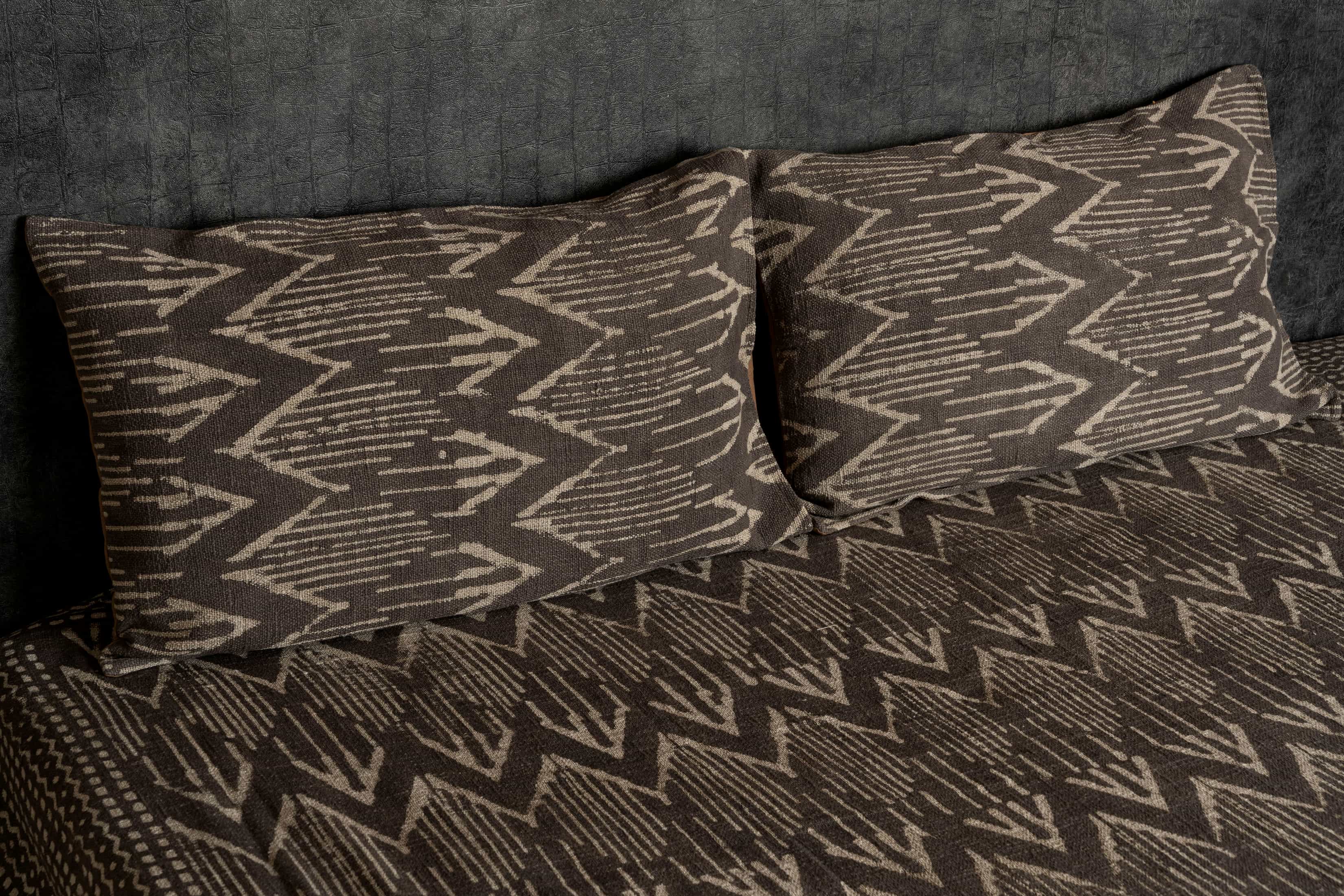 Brown Slub-Cotton Bedcover Set with Jute-Finish Texture – Rugged Sophistication for Modern Bedrooms