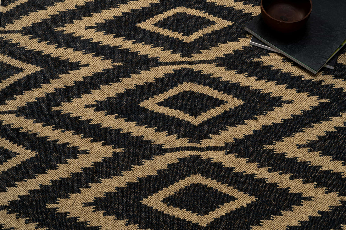Handwoven Wool Jute Rug – Black & Natural Diamond Pattern