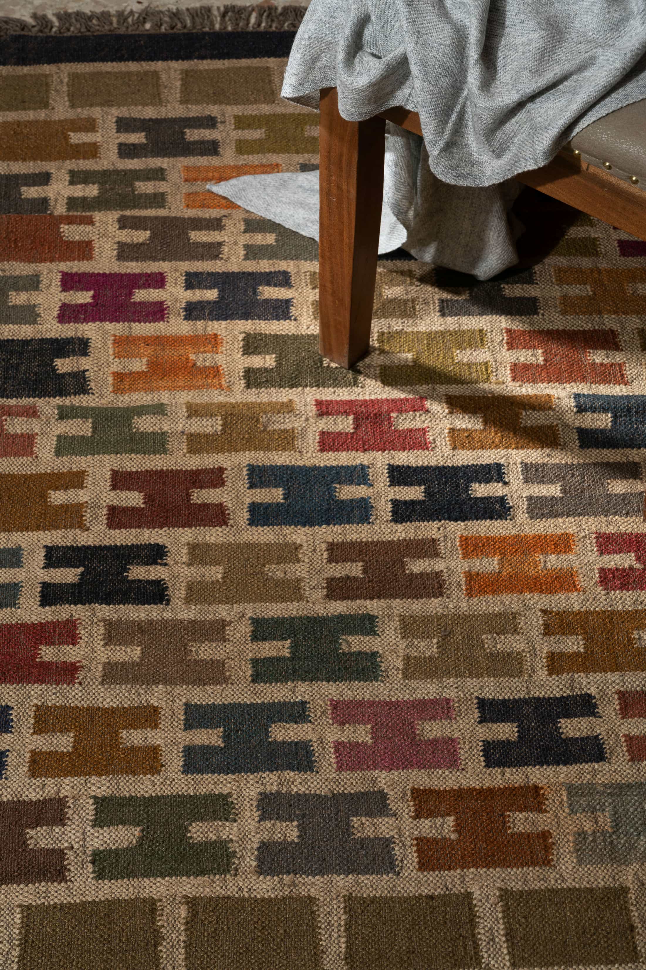 Handwoven Wool Jute Rug - Geometric H-Pattern Design with Natural Tassels